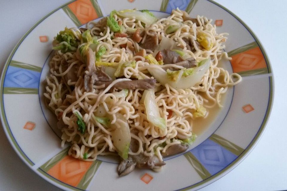 Mie-Nudeln mit Austernpilzen, Chinakohl und Cashews aus dem Wok