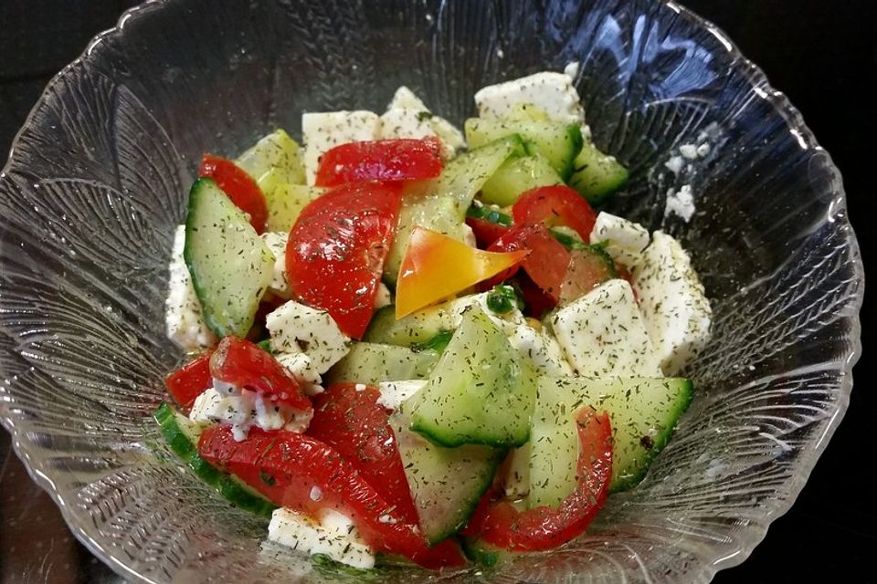 Mediterraner Tomaten - Gurkensalat mit Feta