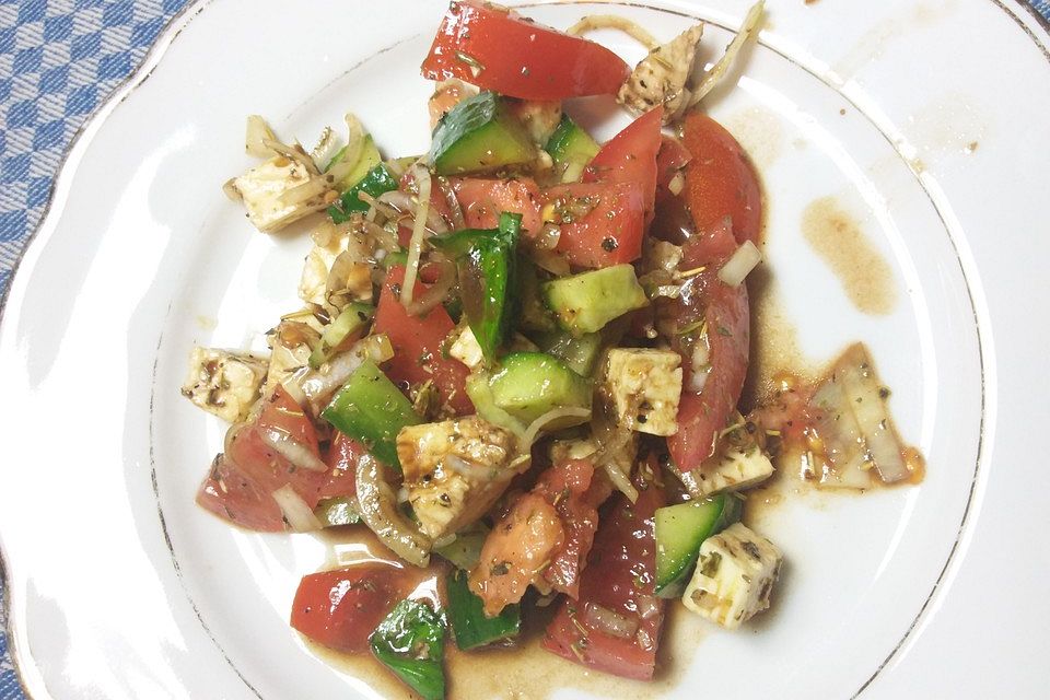 Mediterraner Tomaten - Gurkensalat mit Feta