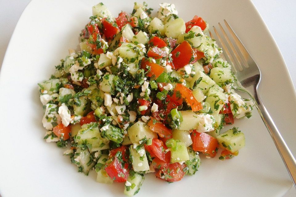 Mediterraner Tomaten - Gurkensalat mit Feta