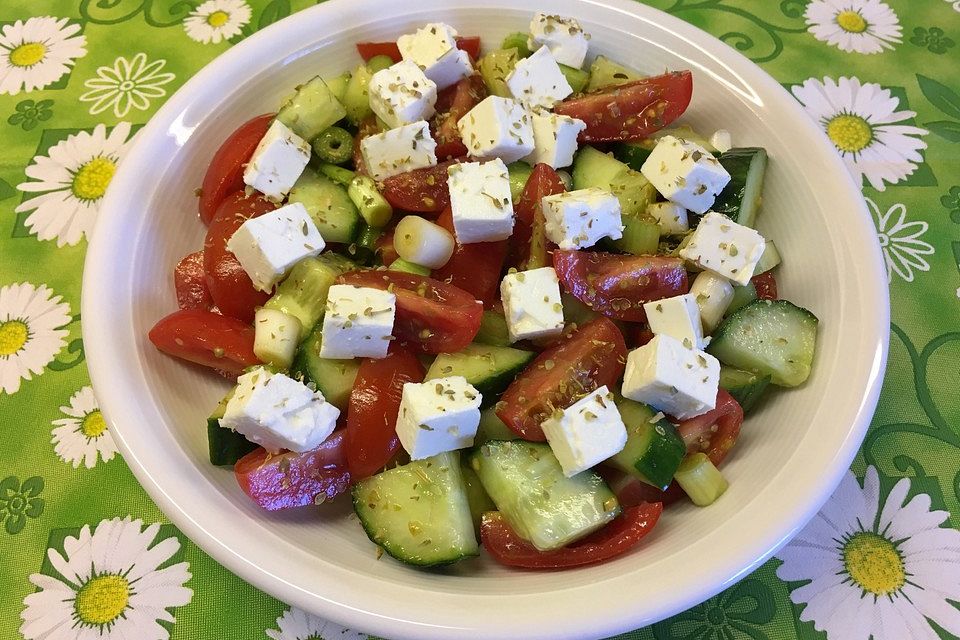 Mediterraner Tomaten - Gurkensalat mit Feta