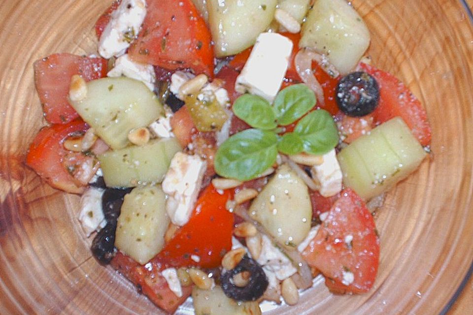 Mediterraner Tomaten - Gurkensalat mit Feta