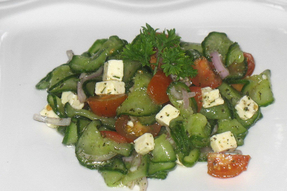 Mediterraner Tomaten - Gurkensalat mit Feta