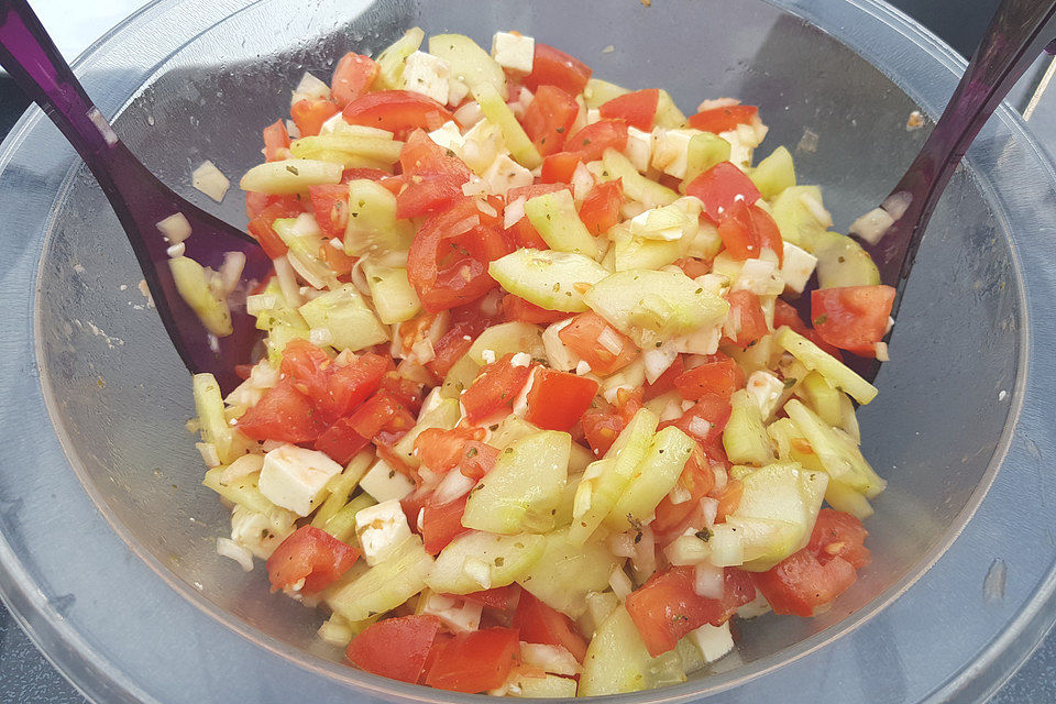 Mediterraner Tomaten - Gurkensalat mit Feta