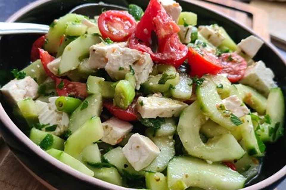 Mediterraner Tomaten - Gurkensalat mit Feta