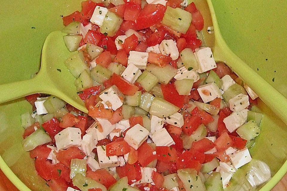 Mediterraner Tomaten - Gurkensalat mit Feta