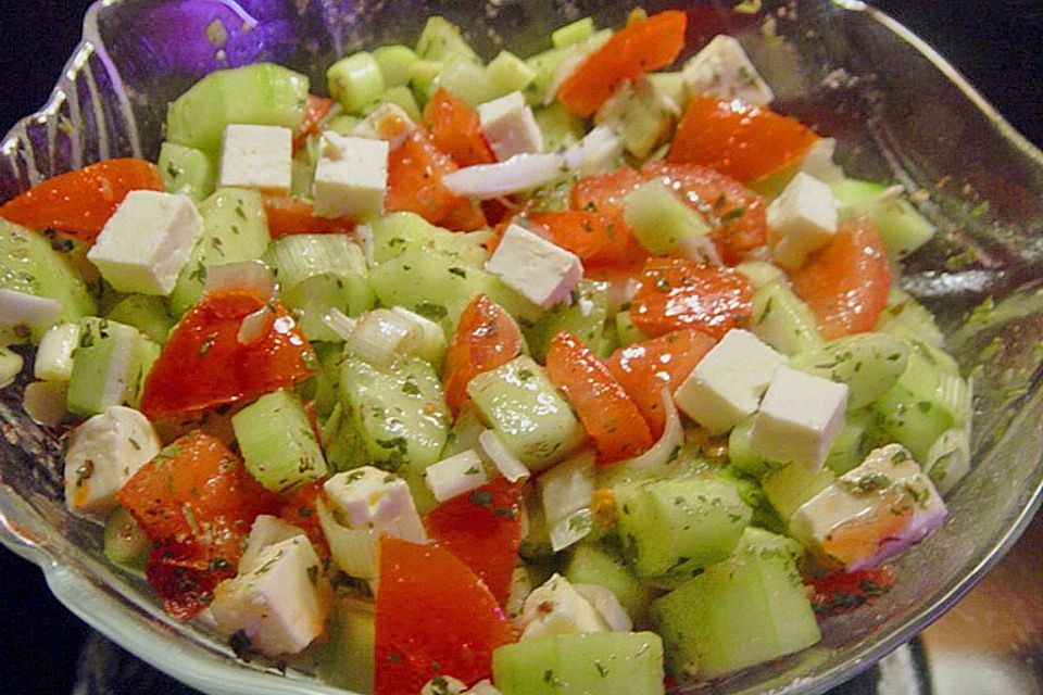 Mediterraner Tomaten - Gurkensalat mit Feta