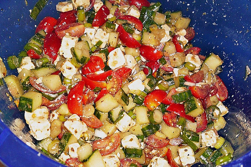 Mediterraner Tomaten - Gurkensalat mit Feta