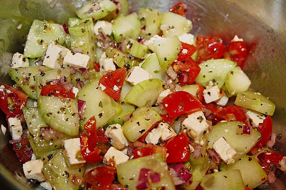 Mediterraner Tomaten - Gurkensalat mit Feta