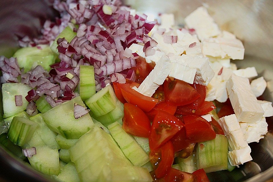 Mediterraner Tomaten - Gurkensalat mit Feta