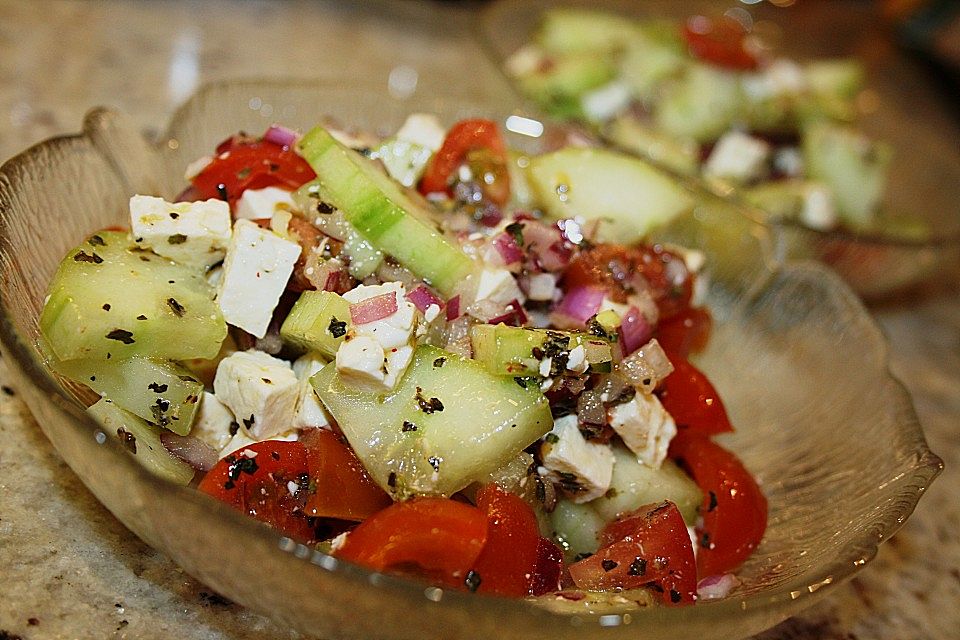 Mediterraner Tomaten - Gurkensalat mit Feta