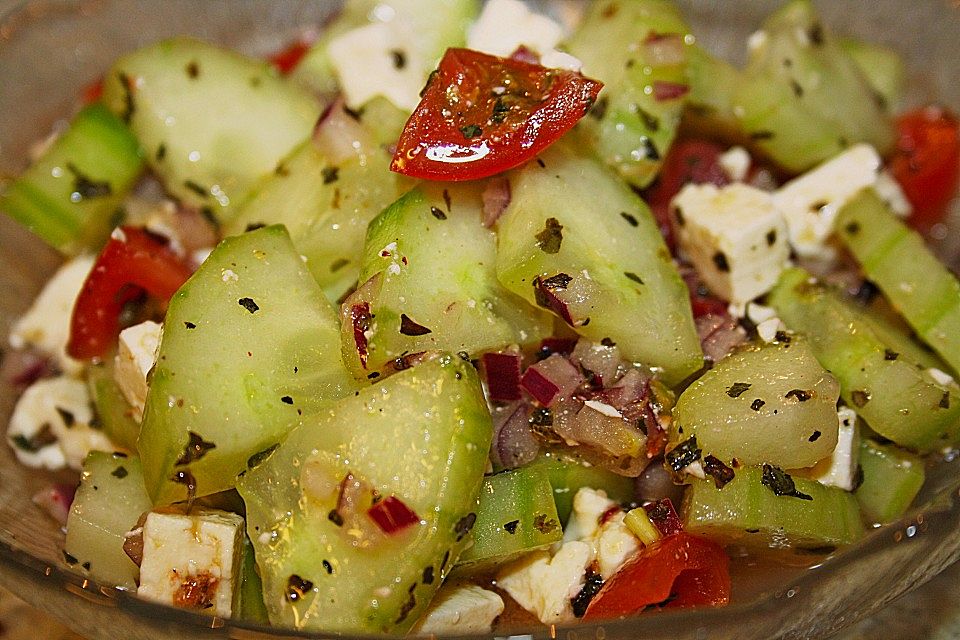 Mediterraner Tomaten - Gurkensalat mit Feta