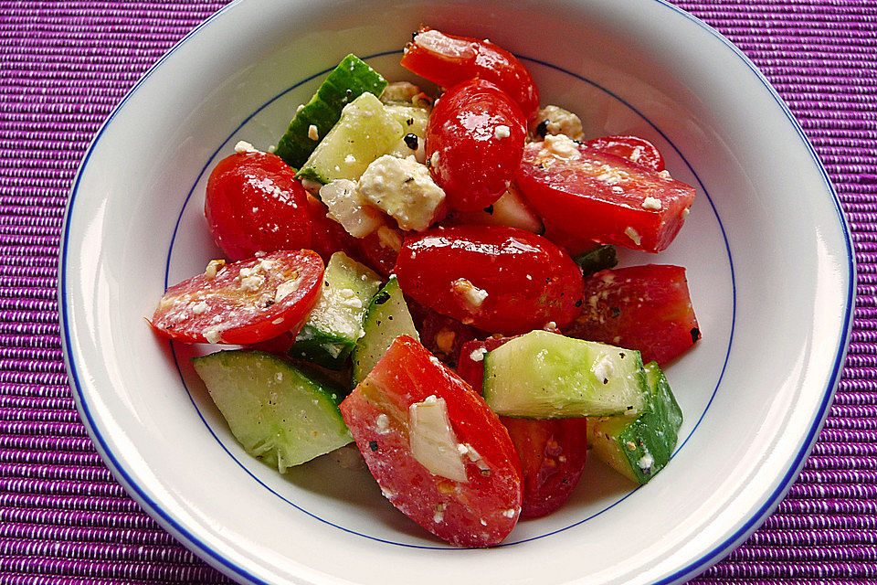 Mediterraner Tomaten - Gurkensalat mit Feta