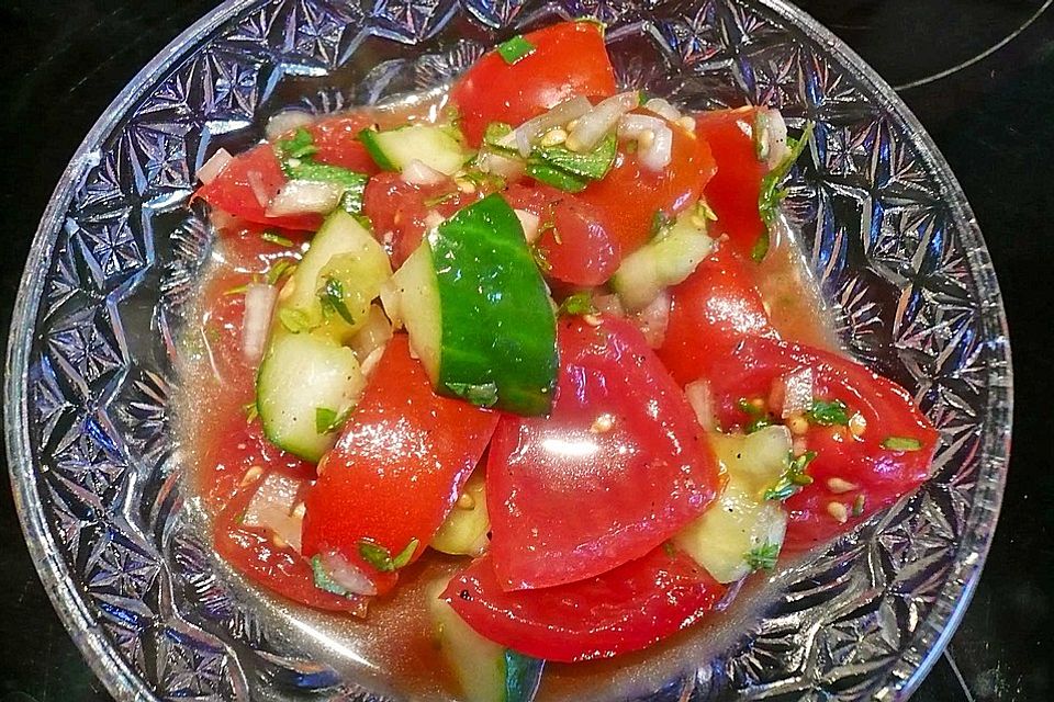 Mediterraner Tomaten - Gurkensalat mit Feta