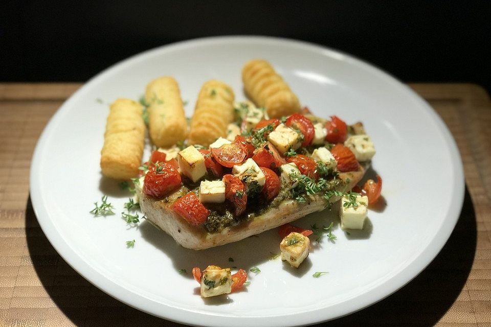 Putensteaks mit Tomaten-Feta-Kruste und Kroketten