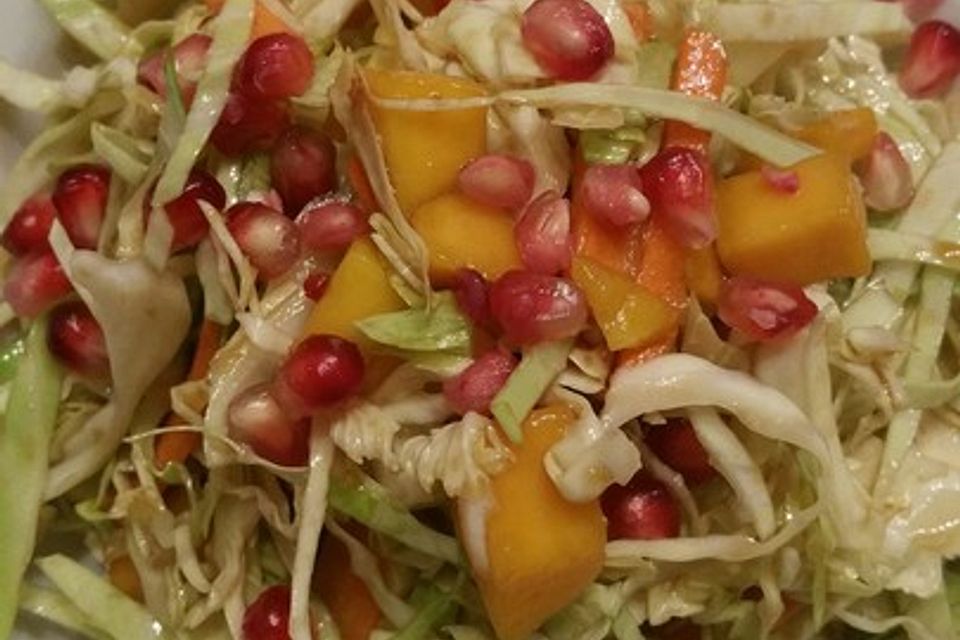 Kohlsalat mit Mango, Möhren und Ingwerdressing