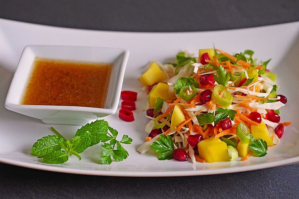 Kohlsalat mit Mango, Möhren und Ingwerdressing