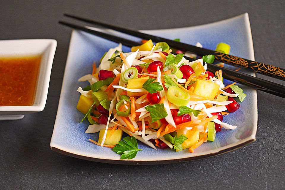 Kohlsalat mit Mango, Möhren und Ingwerdressing