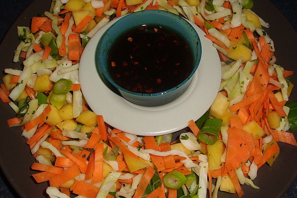 Kohlsalat mit Mango, Möhren und Ingwerdressing