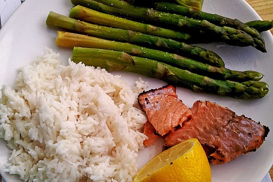 Lachs mit Grüner-Tee-Kruste, Kokos-Zitronen-Reis und Fischchips