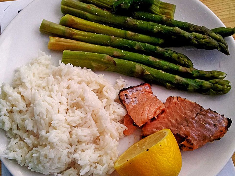 Lachs mit Grüner-Tee-Kruste, Kokos-Zitronen-Reis und Fischchips von ...