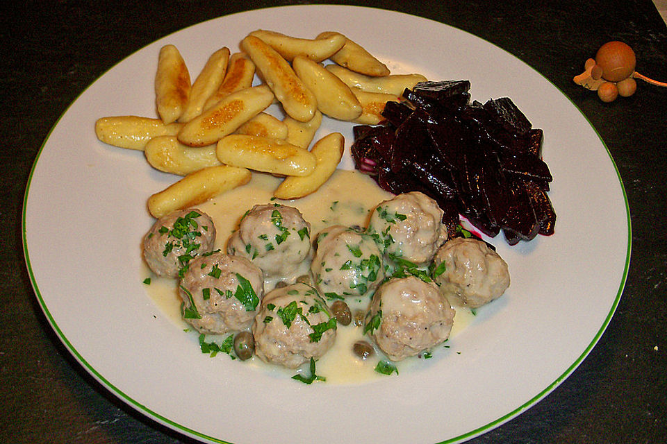 Fleischbällchen in Kräutersauce