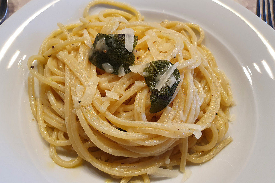 Spaghetti mit Salbeiblättern