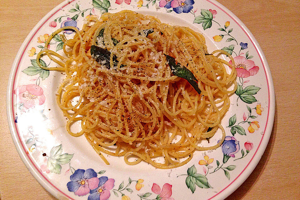 Spaghetti mit Salbeiblättern