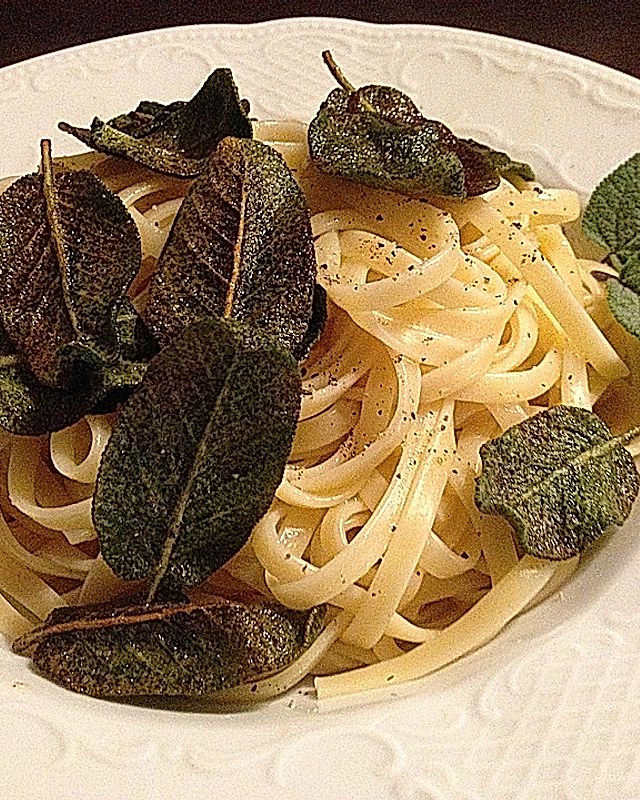 Spaghetti mit Salbeiblättern