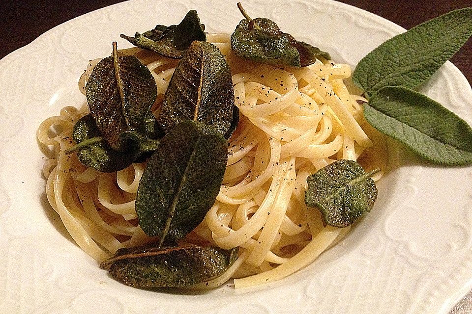 Spaghetti mit Salbeiblättern