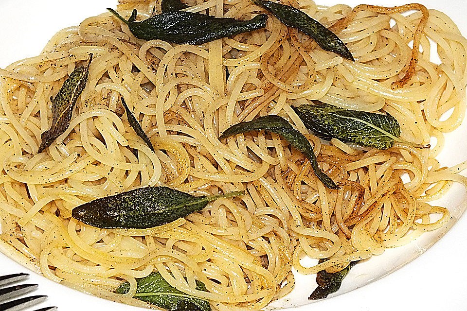 Spaghetti mit Salbeiblättern