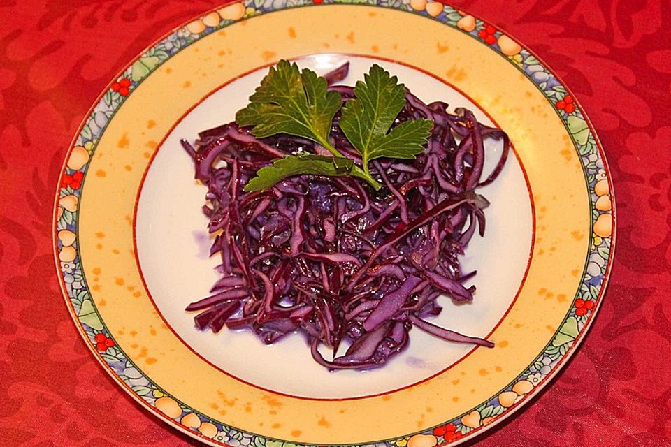 Rotkohlsalat mit Cranberrys, Kokosmilch, Meerrettich und Himbeeressig