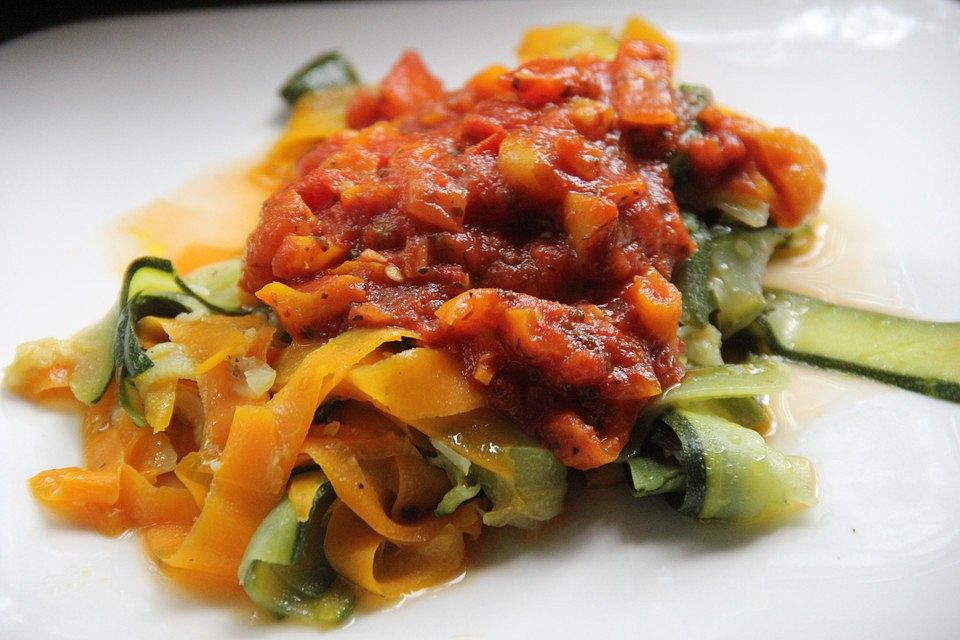 Zucchini-Karotten-Nudeln in feurig scharfer Paprika-Tomaten-Soße