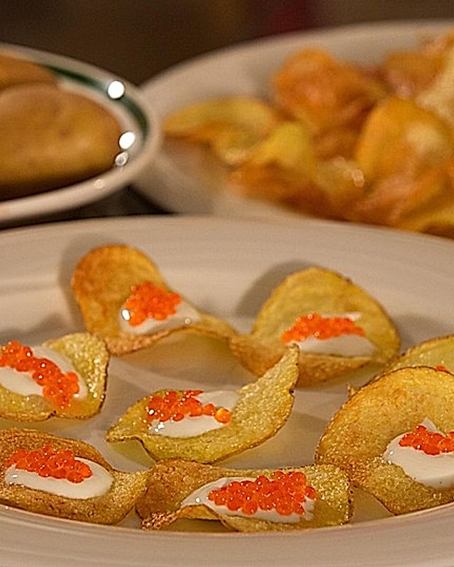 Garnierte Kartoffelchips mit Kaviar