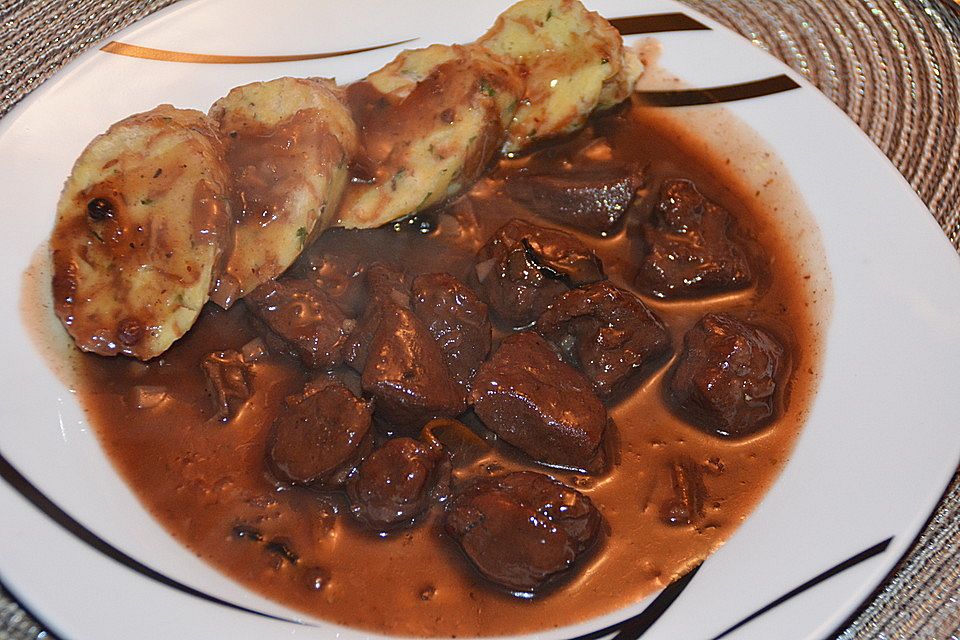 Rehgulasch in Rotwein-Orangen-Preiselbeer-Pilz-Sauce mit Brioche-Knödeln