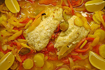 Seebarsch mit Gemüse in Olivenöl- Zitronensauce