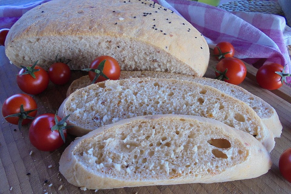 Gebackenes Fladenbrot mit Feta und getrockneten Tomaten