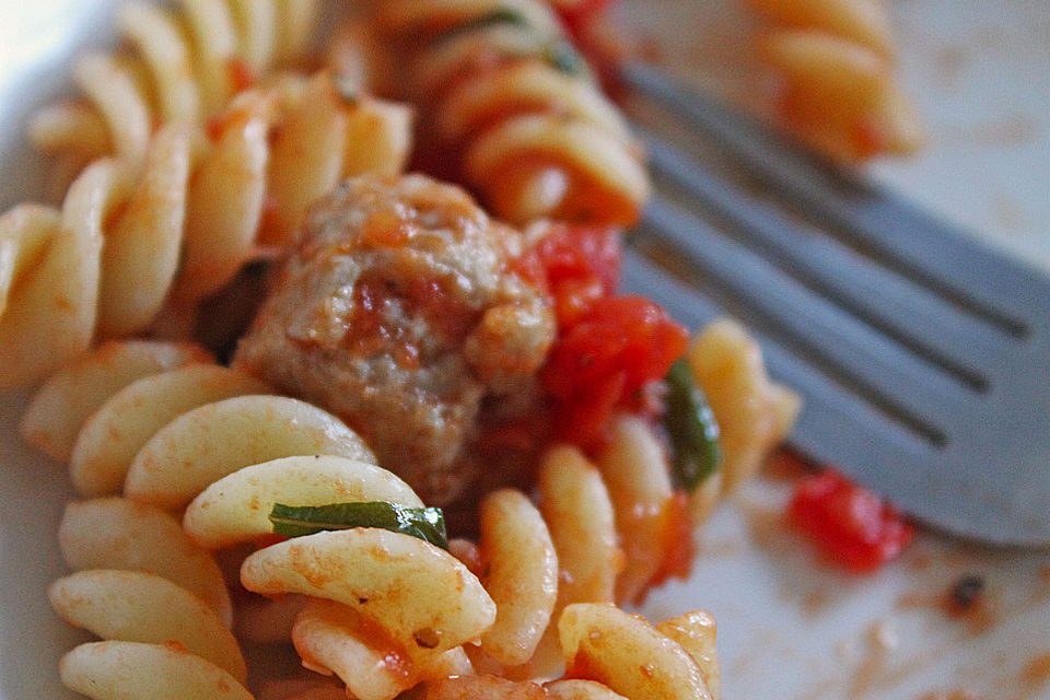 Scharfe Fusilli mit Fleischbällchen