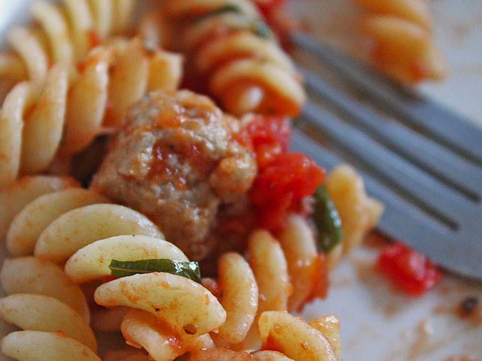 Scharfe Fusilli mit Fleischbällchen von TheCrowstar| Chefkoch