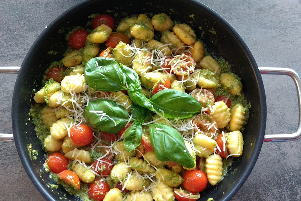 Gnocchi mit Avocado-Basilikum-Pesto