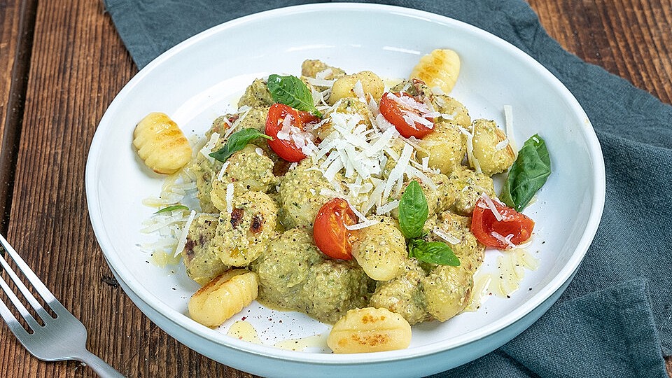 Gnocchi mit Avocado-Basilikum-Pesto von cschoenbrodt