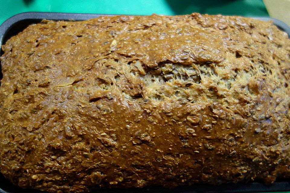 Eiweißbrot mit Haferkleie, Leinsamen und Walnüssen