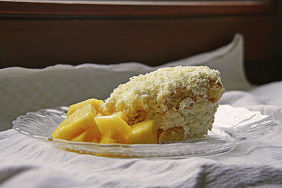 Kokostiramisu mit Ananassalat