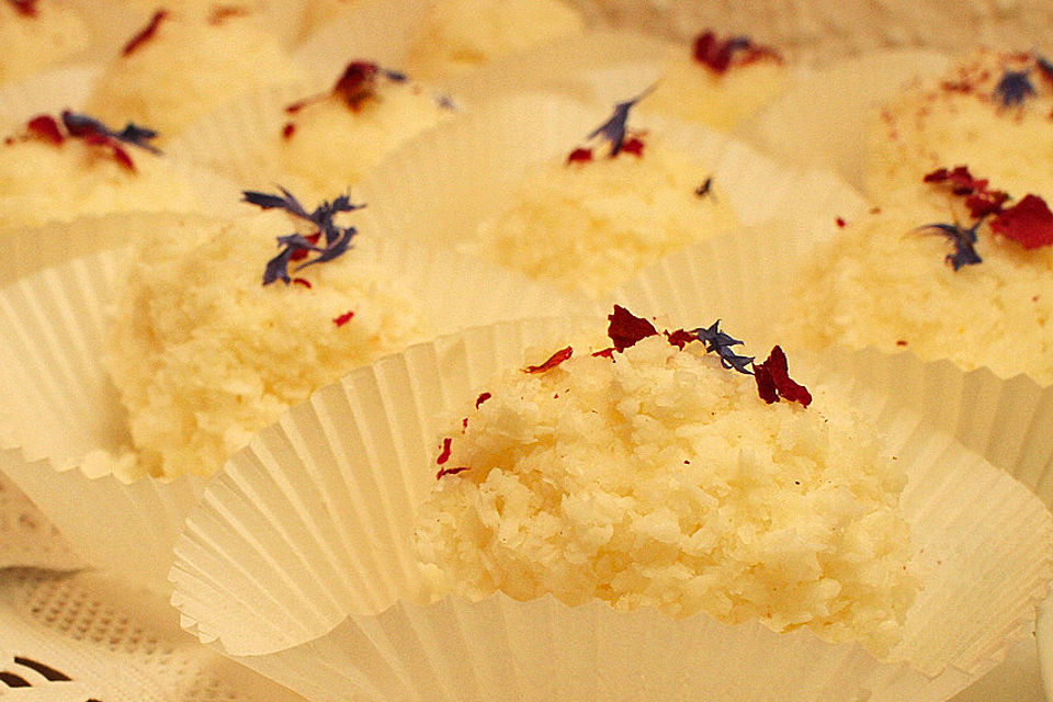 Kokosbällchen mit Quark und Blüten