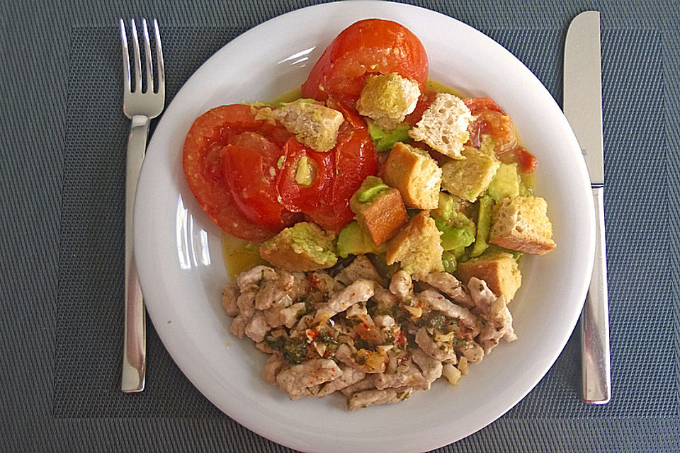 Schweinelachsstreifen mit Chimichurri-Sauce und Tomaten-Brot-Salat