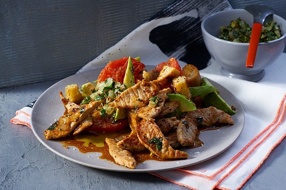 Schweinelachsstreifen mit Chimichurri-Sauce und Tomaten-Brot-Salat