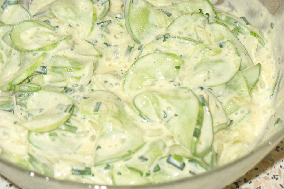 Gurkensalat mit Frischkäse-Dressing