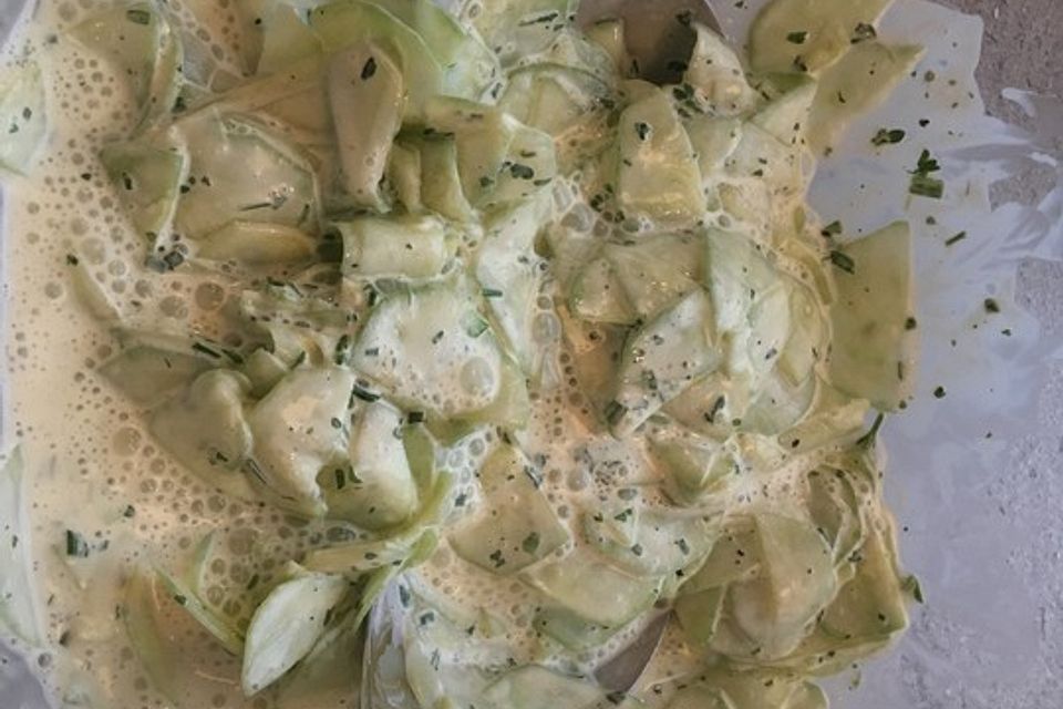 Gurkensalat mit Frischkäse-Dressing