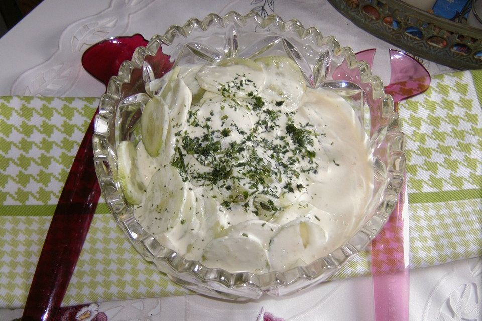 Gurkensalat mit Frischkäse-Dressing