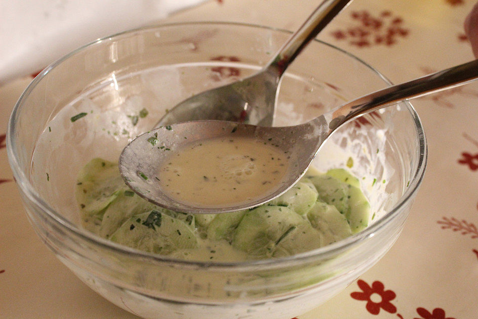 Gurkensalat mit Frischkäse-Dressing